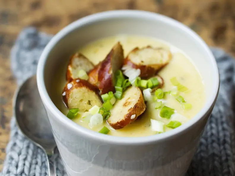 Kartoffelcremesuppe mit Brezenhobeln