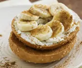 Bagel mit Banane und Zimt