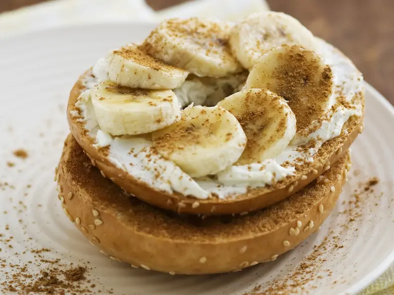 Bagel mit Banane und Zimt