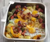 Kartoffel-Wurst-Gratin mit Paprika, Zwiebeln und Ei