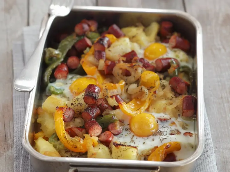 Kartoffel-Wurst-Gratin mit Paprika, Zwiebeln und Ei