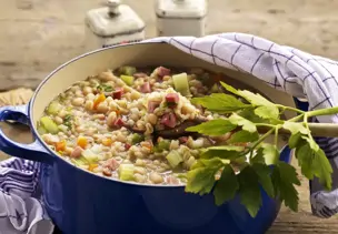 Eintopf nach Kärntner Art mit Rollgerste, Bohnen und geräuchertem Fleisch