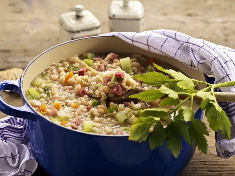 Eintopf nach Kärntner Art mit Rollgerste, Bohnen und geräuchertem Fleisch