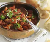 Würstchen-Tomaten-Topf mit Bohnen