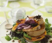 Salat mit Kürbis, Zwiebeln und Balsamicodressing