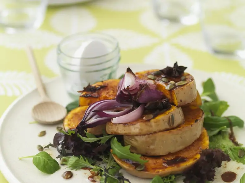 Salat mit Kürbis, Zwiebeln und Balsamicodressing