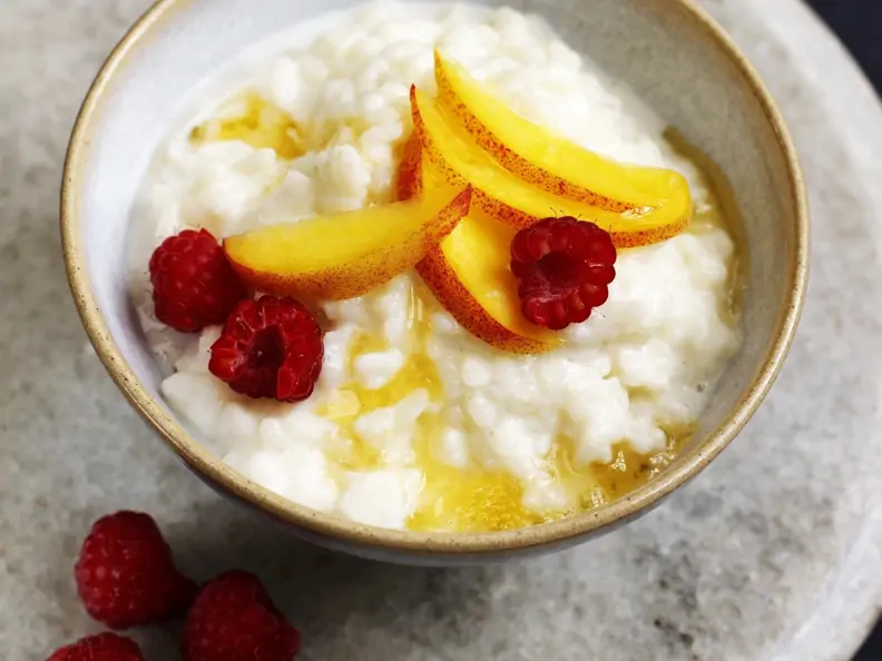 Milchreis mit Obst und Honig