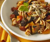 Pasta mit Paprika-Auberginen-Sauce