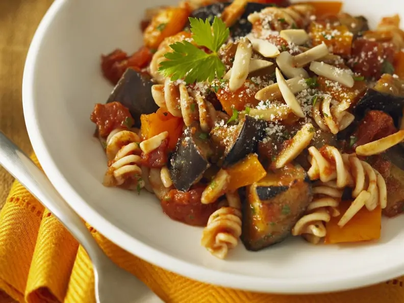 Pasta mit Paprika-Auberginen-Sauce