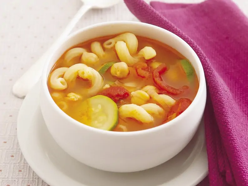 Nudel-Tomaten-Suppe mit Kichererbsen