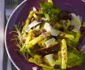 Pasta mit Pilzen, Blattsalat und Parmesan