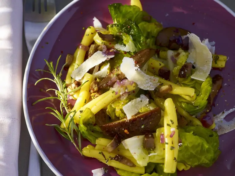 Pasta mit Pilzen, Blattsalat und Parmesan