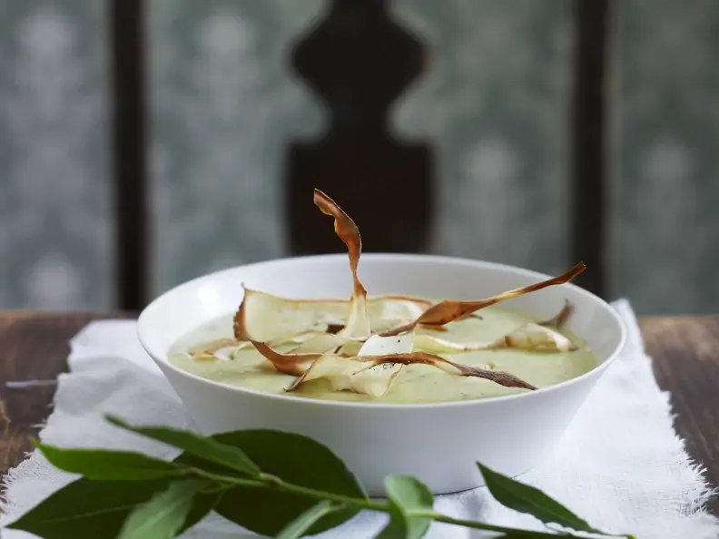 Cremige Kartoffelsuppe mit knusprigen Gemüsestreifen