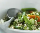 Zarter Weizensalat mit gemischtem Gemüse