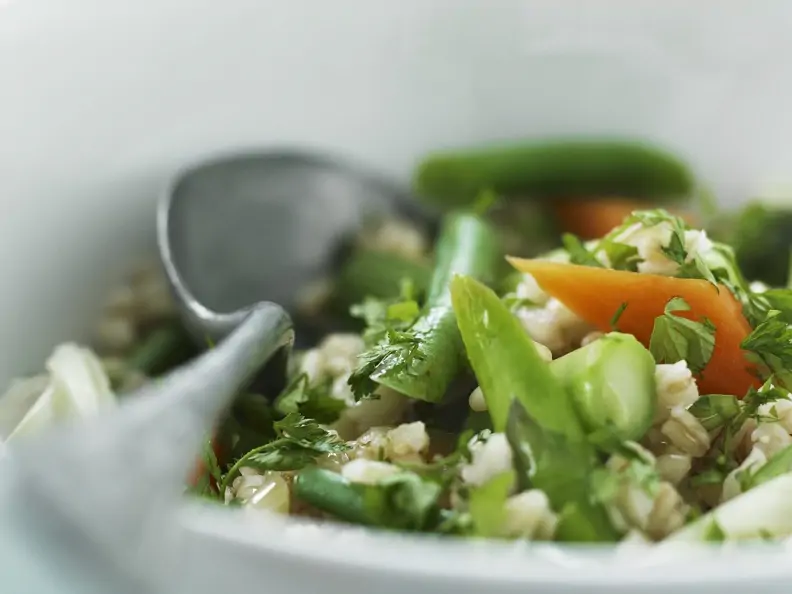Zarter Weizensalat mit gemischtem Gemüse