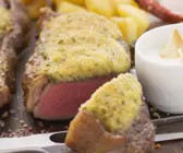 Lende vom Rind mit orientalisch gewürzter Kräuter-Haube (Zatar)