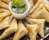 Frittierte Teigtaschen (Brik-Teig) aus Nordafrika mit Garnelen gefüllt und Kräuterdip