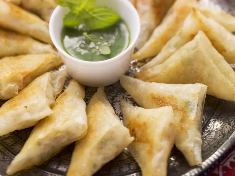 Frittierte Teigtaschen (Brik-Teig) aus Nordafrika mit Garnelen gefüllt und Kräuterdip