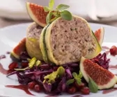 Rehhackfleisch mit Zucchinimantel und Rotkraut