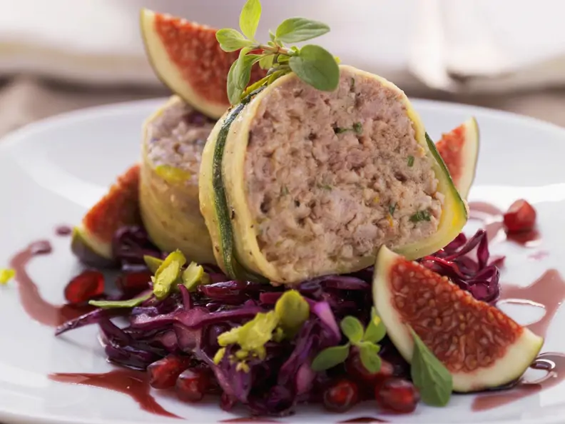 Rehhackfleisch mit Zucchinimantel und Rotkraut