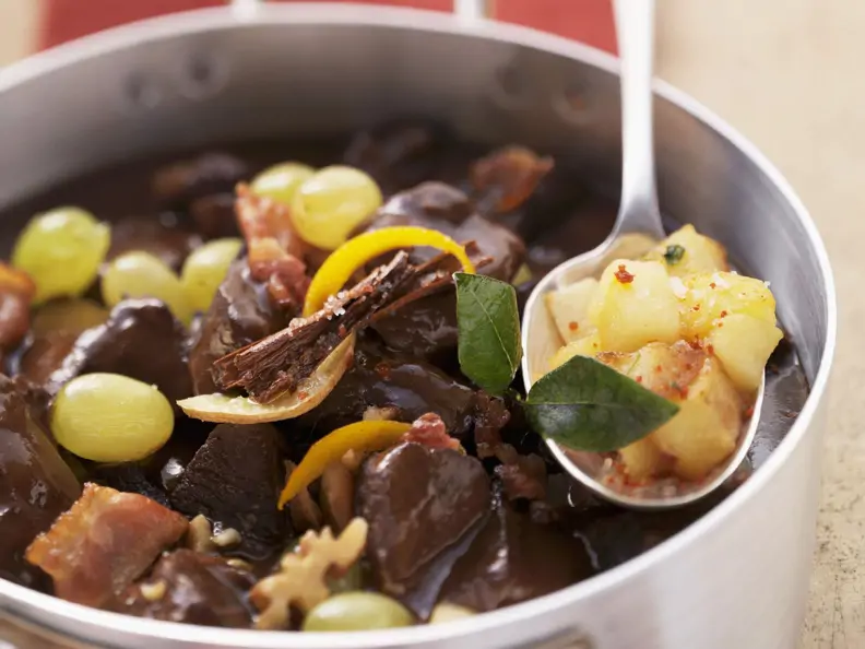 Gulasch vom Reh mit weihnachtlichen Gewürzen