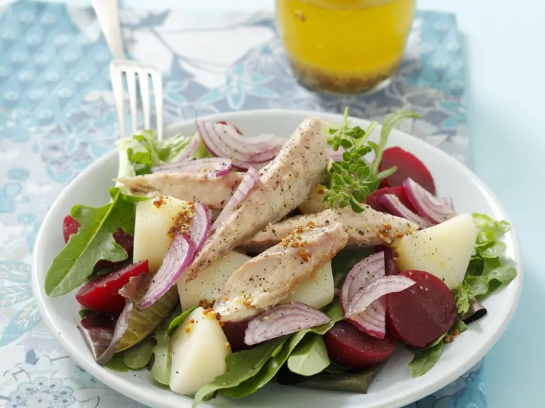 Kartoffel-Rote-Bete-Salat mit Räuchermakrele