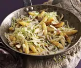 Schupfnudel-Pfanne mit Weißkohl und Pilzen