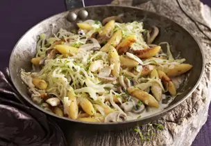 Schupfnudel-Pfanne mit Weißkohl und Pilzen