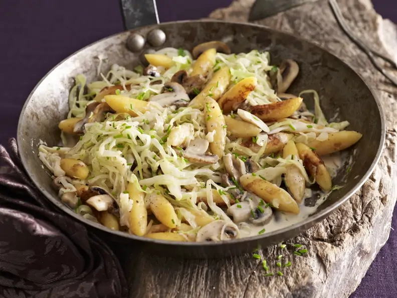 Schupfnudel-Pfanne mit Weißkohl und Pilzen
