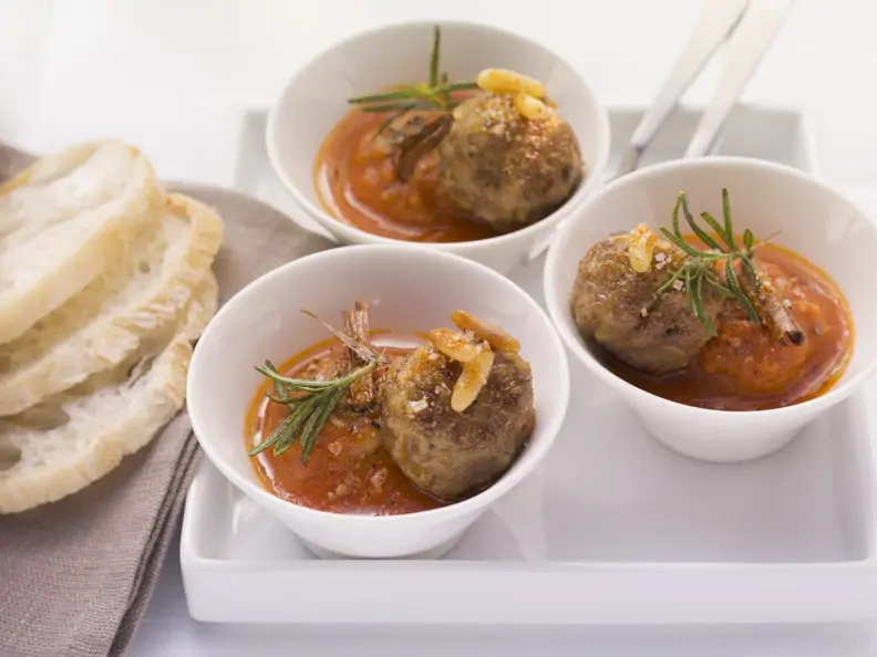 Hackklößchen in Tomatensauce auf spanische Art