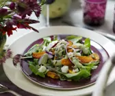 Kürbisschnitten mit Salat