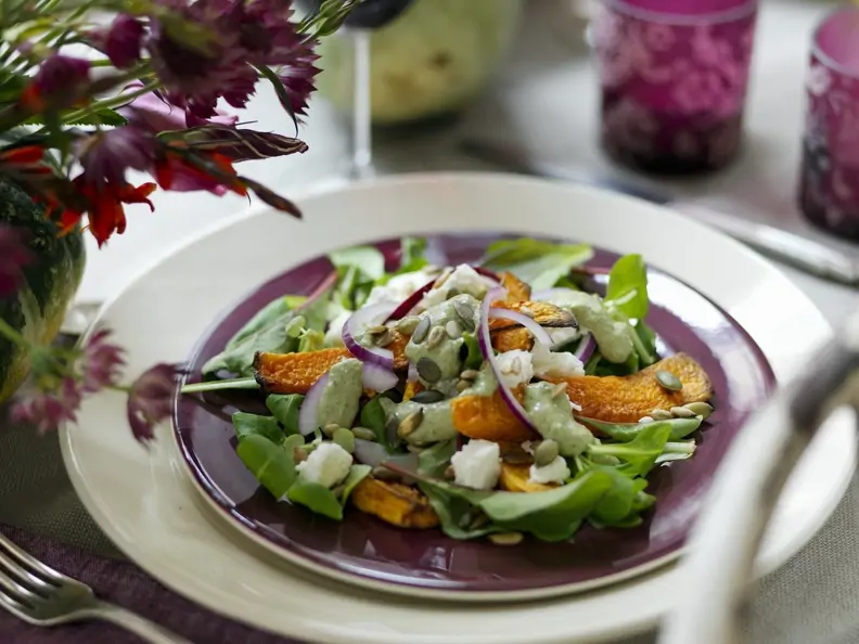 Kürbisschnitten mit Salat