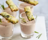 Geflügelleberpastete mit ausgebackenen Kräutern