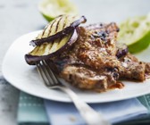 Gegrillte Koteletts mit Auberginen