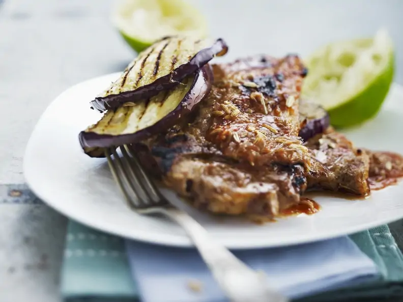 Gegrillte Koteletts mit Auberginen
