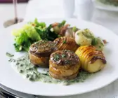 Lammnüsschen mit würziger Kapern-Soße