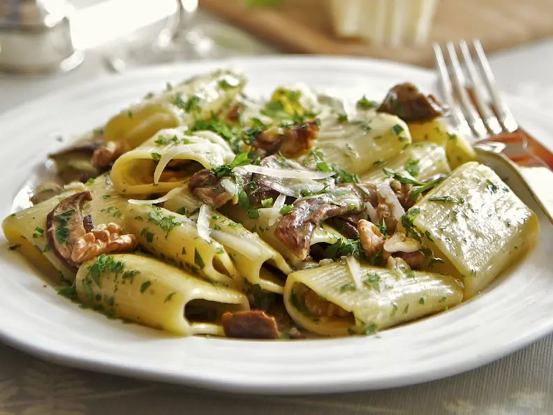 Pasta mit Soße aus Steinpilzen