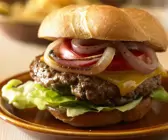 Hamburger mit Käse, Zwiebeln und Tomate