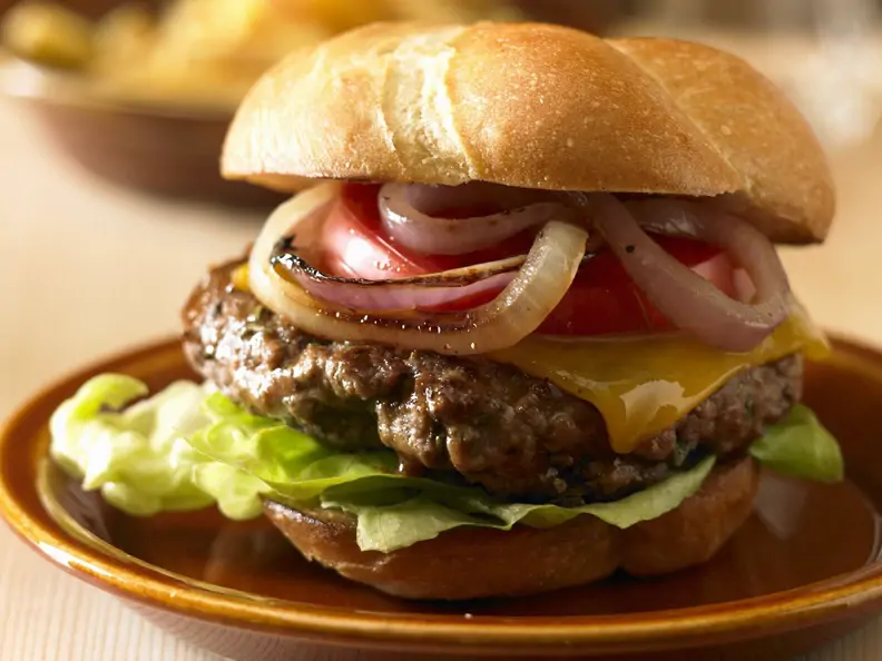 Hamburger mit Käse, Zwiebeln und Tomate