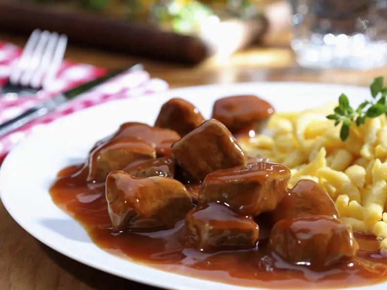 Gulasch vom Kalb mit Spätzle