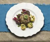 Großer Champignon mit Sesam paniert dazu Kartoffeln und Rote Bete