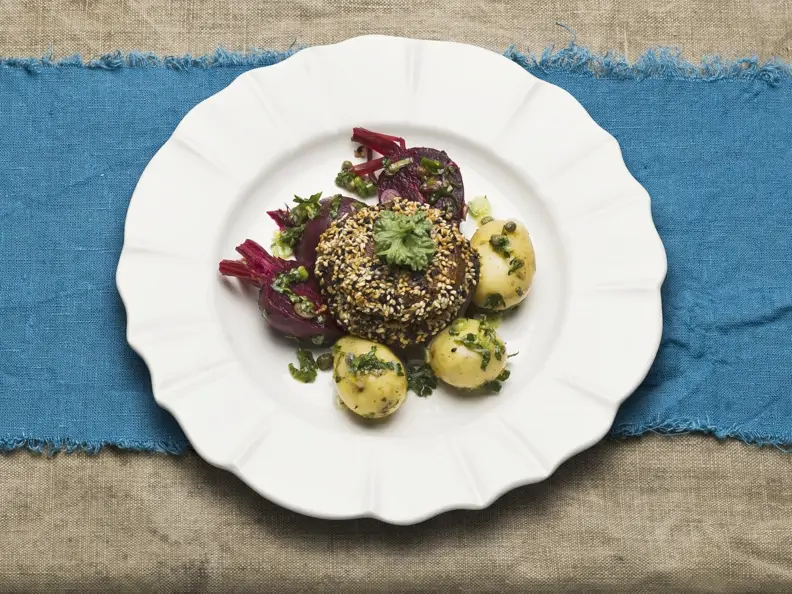 Großer Champignon mit Sesam paniert dazu Kartoffeln und Rote Bete