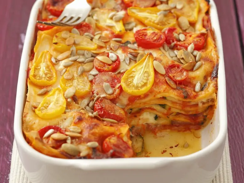 Zucchini-Tomaten-Lasagne mit Sonnenblumenkernen