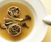 Cannelloni mit Pilzfüllung in Brühe