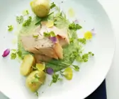 Lachsfilet mit Kräutersauce, Essblüten und Kartoffeln