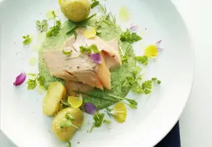 Lachsfilet mit Kräutersauce, Essblüten und Kartoffeln
