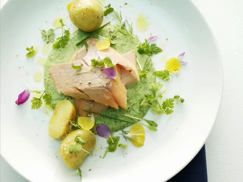 Lachsfilet mit Kräutersauce, Essblüten und Kartoffeln