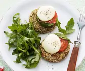 Spinatbratlinge mit Mozzarella, Rucola und Tomaten