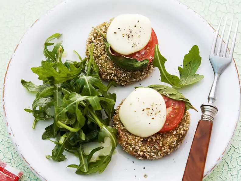 Spinatbratlinge mit Mozzarella, Rucola und Tomaten