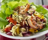 Pasta-Salat mit Garnelen und Gemüse